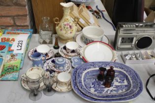 A MIXED LOT OF CERAMICS AND CHINA TO INCLUDE 'GAUDY WELSH', CUPS, SAUCERS AND PLATES, COPELAND SPODE
