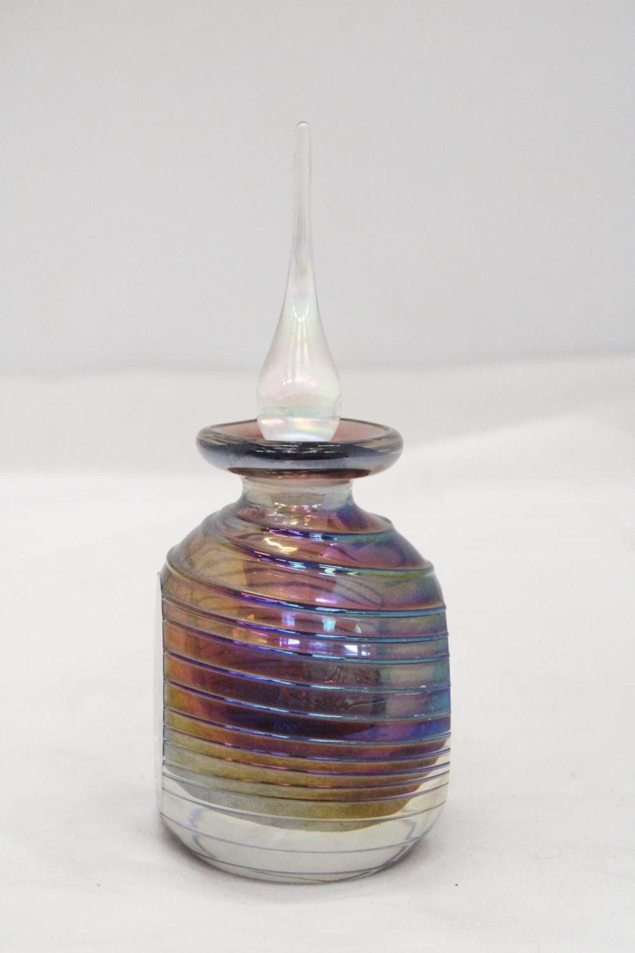 AN IRRIDESCENT GLASS SCENT BOTTLE, HEIGHT 16CM - Image 2 of 4