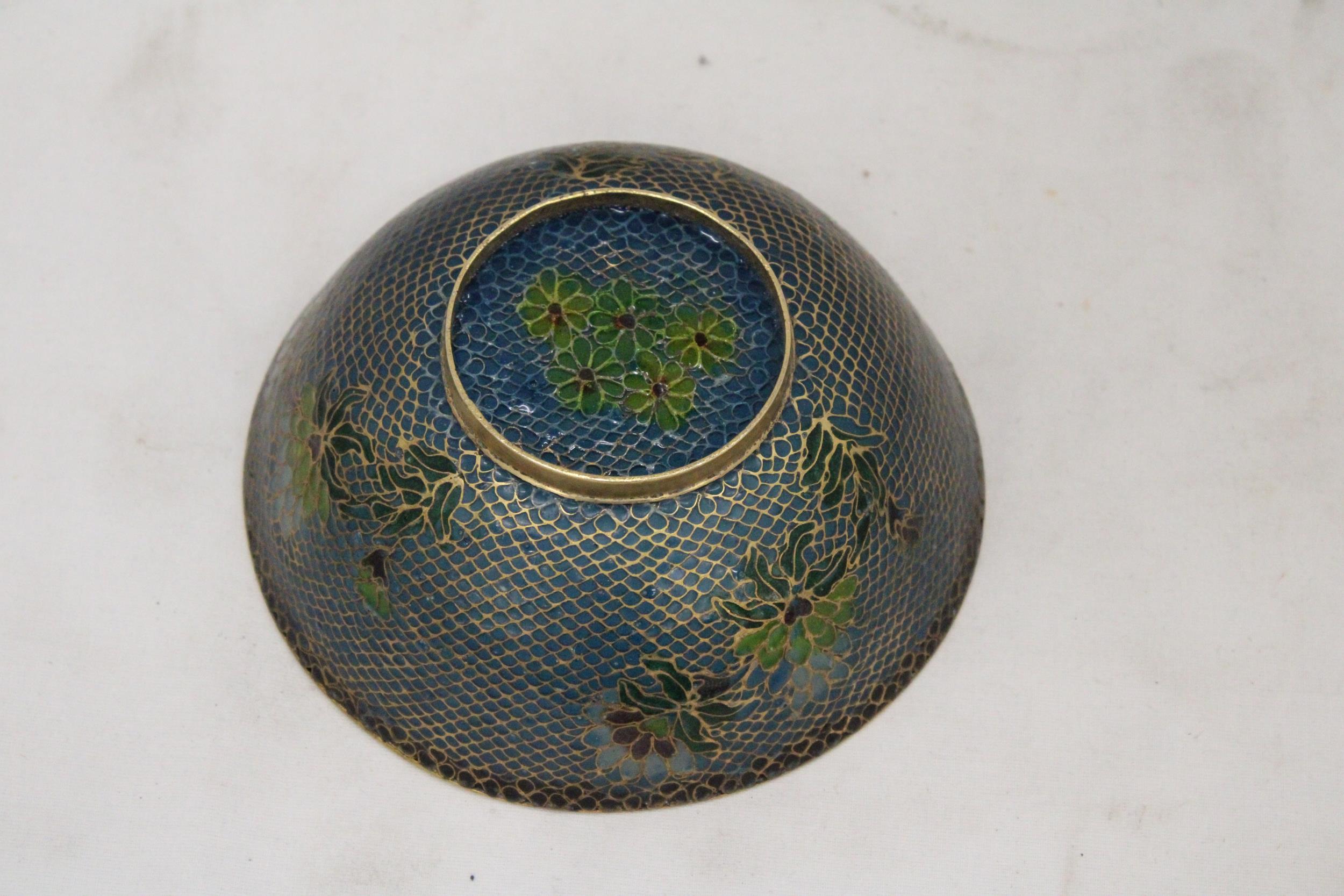 A VINTAGE CHINESE STYLE BRASS FILIGREE AND ENAMEL BOWL ON WOODEN STAND - Image 3 of 5