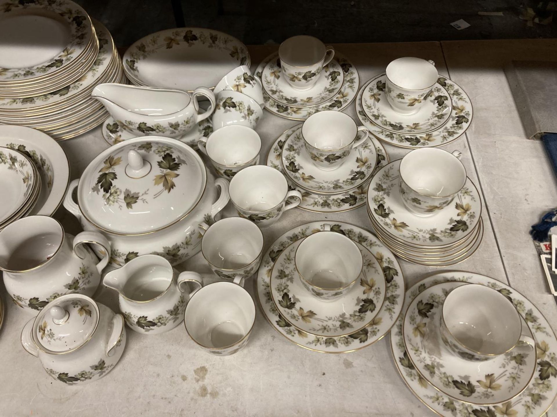 A ROYAL DOULTON 'LARCHMONT' DINNER SERVICE, TO INCLUDE VARIOUS SIZES OF PLATES, A SERVING TUREEN AND - Image 3 of 5
