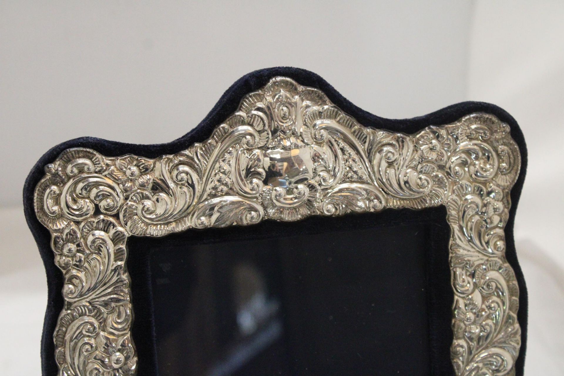 A HALLMARKED SILVER MAPPIN AND WEBB PHOTO FRAME - Image 2 of 5