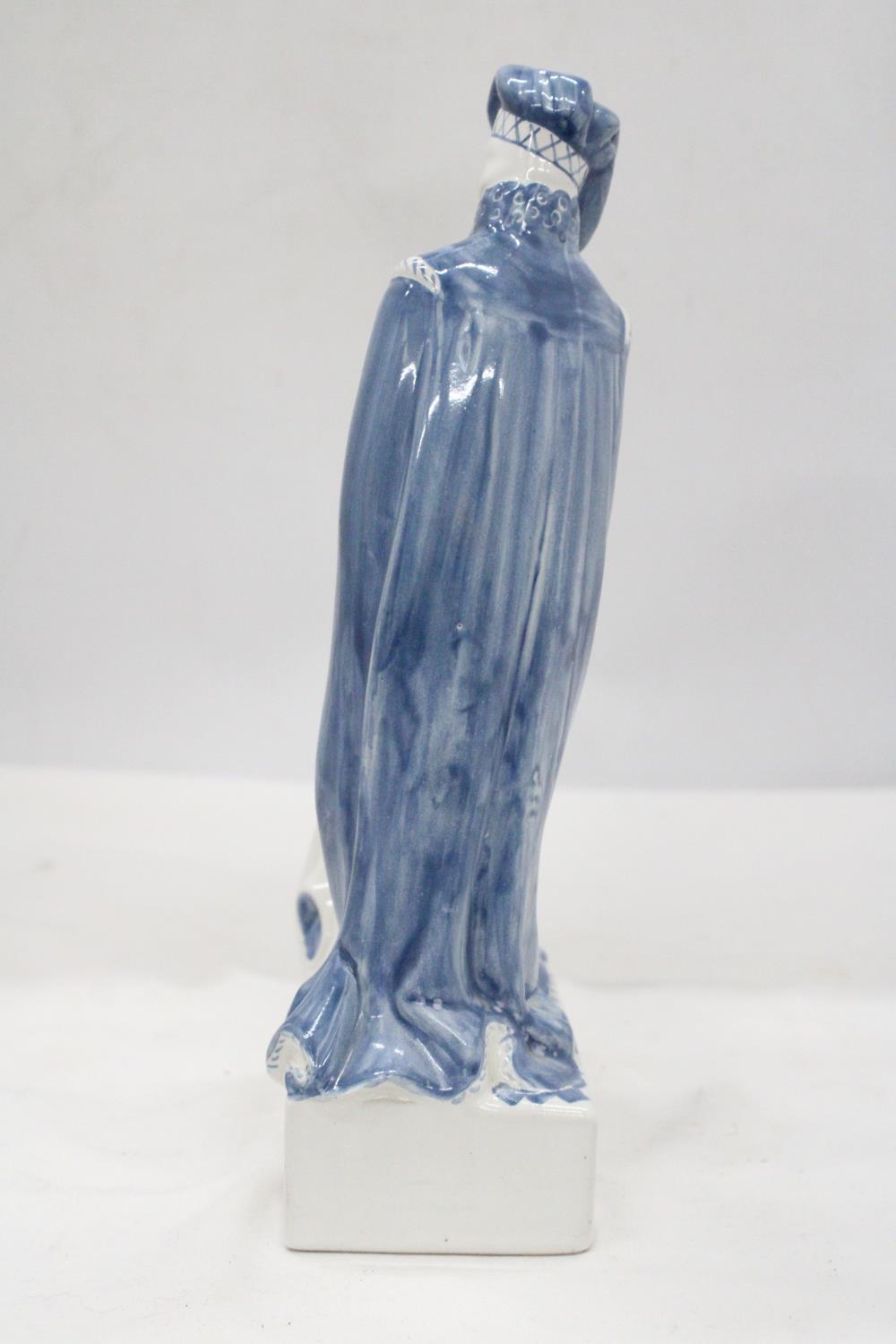 A VINTAGE HISTORICAL LADY AND LORD RYE POTTERY OF KENT FIGURE - APPROXIMATELY 27CM HIGH - Image 3 of 6