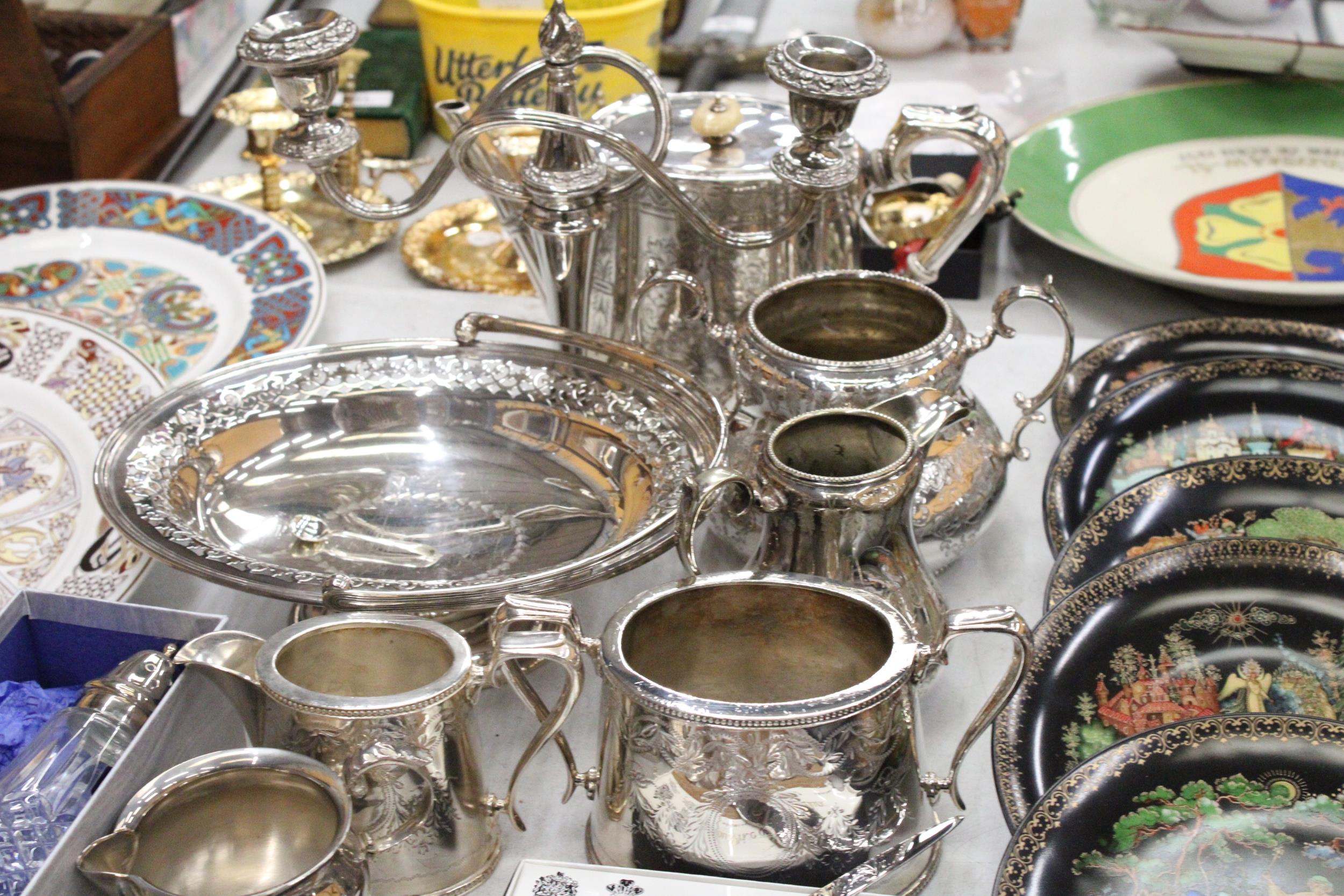 A MIXED LOT OF SILVER PLATE TO INCLUDE A TEAPOT, JUGS, CANDELABRA ETC - Image 3 of 5