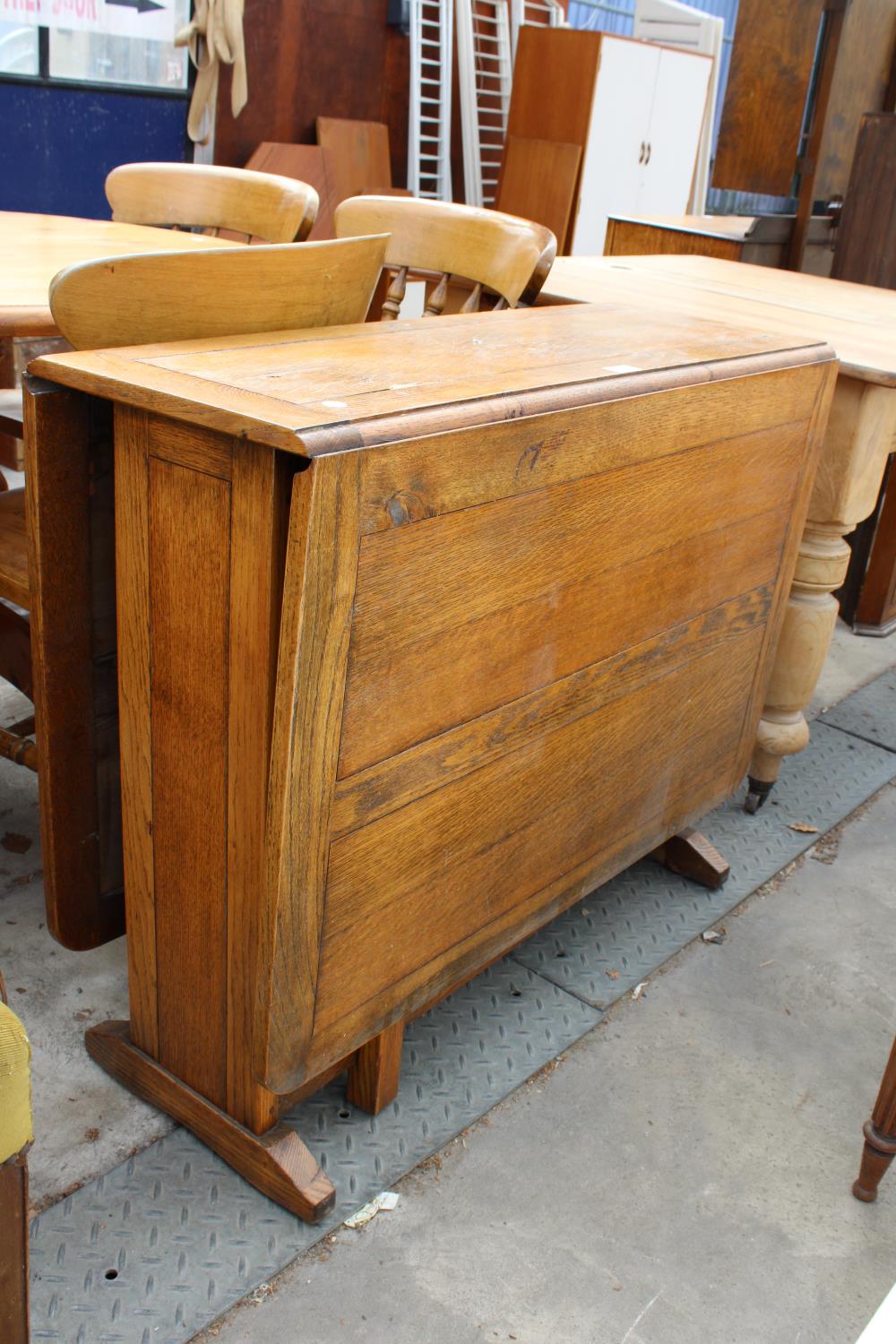 A MID 20TH CENTURY OAK DROP-LEAF TABLE - Image 2 of 2