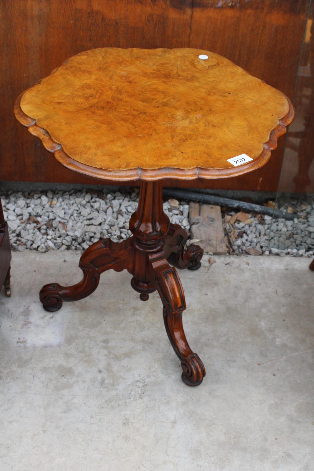 A VICTORIAN WALNUT OCCASIONAL TABLE ON TRIPOD BASE, 20" DIAMETER