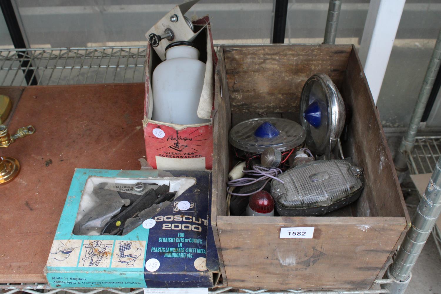 AN ASSORTMENT OF VINTAGE ITEMS TO INCLUDE CAR HEAD LAMPS, A GOSCUT 2000 AND A SCREEN WASHER ETC