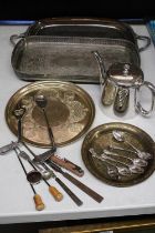 A MIXED LOT OF SILVER PLATE TO INCLUDE TWO TRAYS, A NOVELTY GOLF CLUB BOTTLE OPENER AND SPOON PLUS A