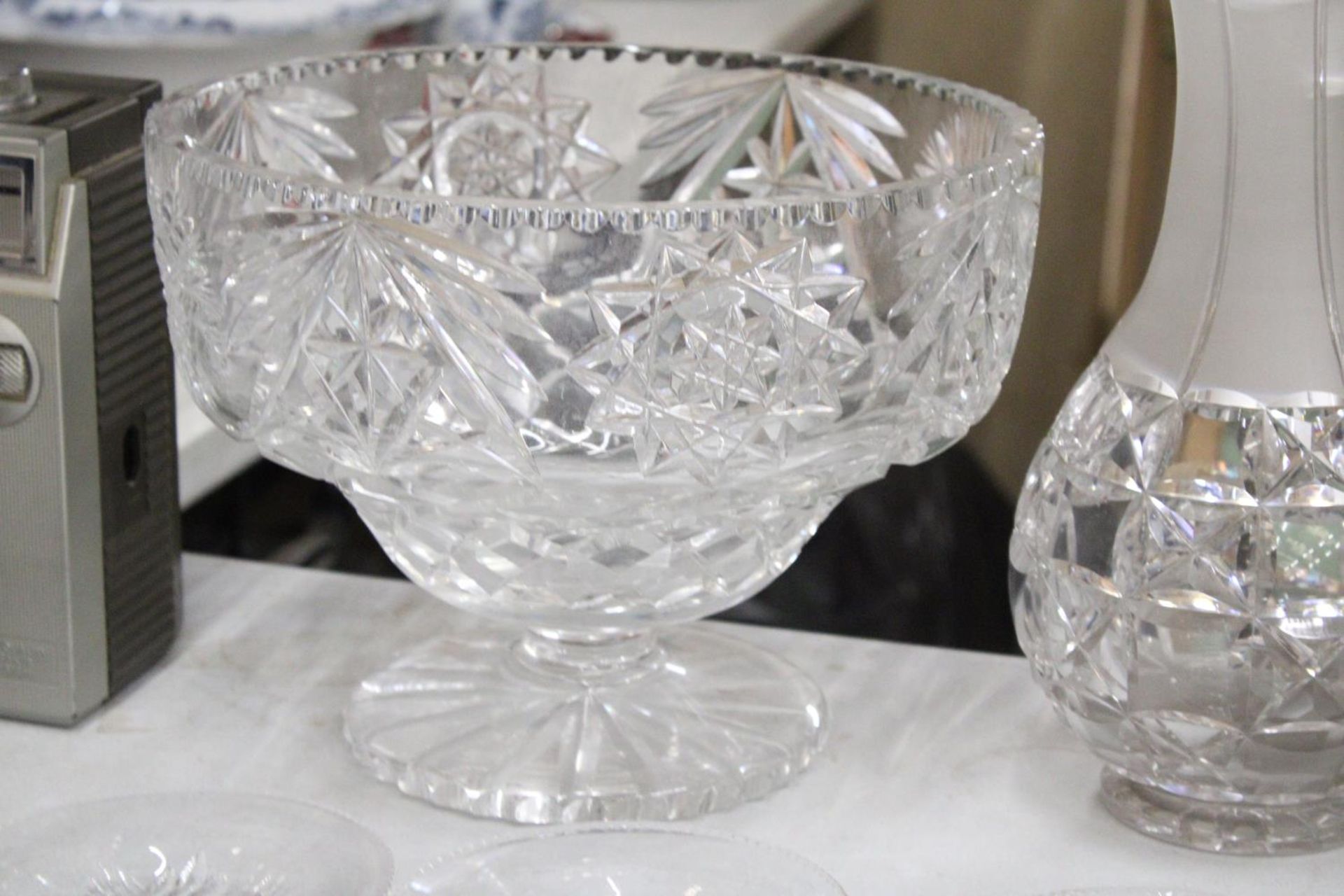 A QUANTITY OF GLASSWARE TO INCLUDE A LAGE FOOTED BOWL, LARGE JUG AND NINE COASTERS - Image 3 of 4