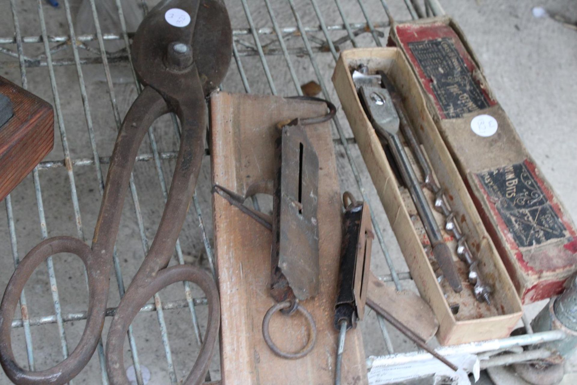 AN ASSORTMENT OF VINTAGE TOOLS TO INCLUDE SNIPS, A SHARPENING STONE AND BRACE DRILL BITS ETC - Image 2 of 2