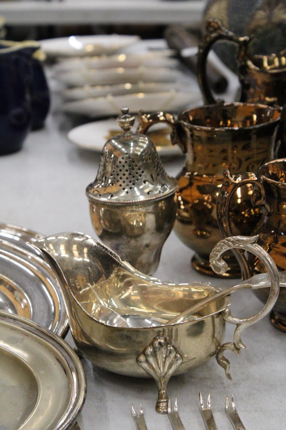 A MIXED LOT OF SILVER PLATE TO INCLUDE PLATES, SPOONS, GRAVY BOWL, SUGAR CASTER ETC - Image 4 of 6