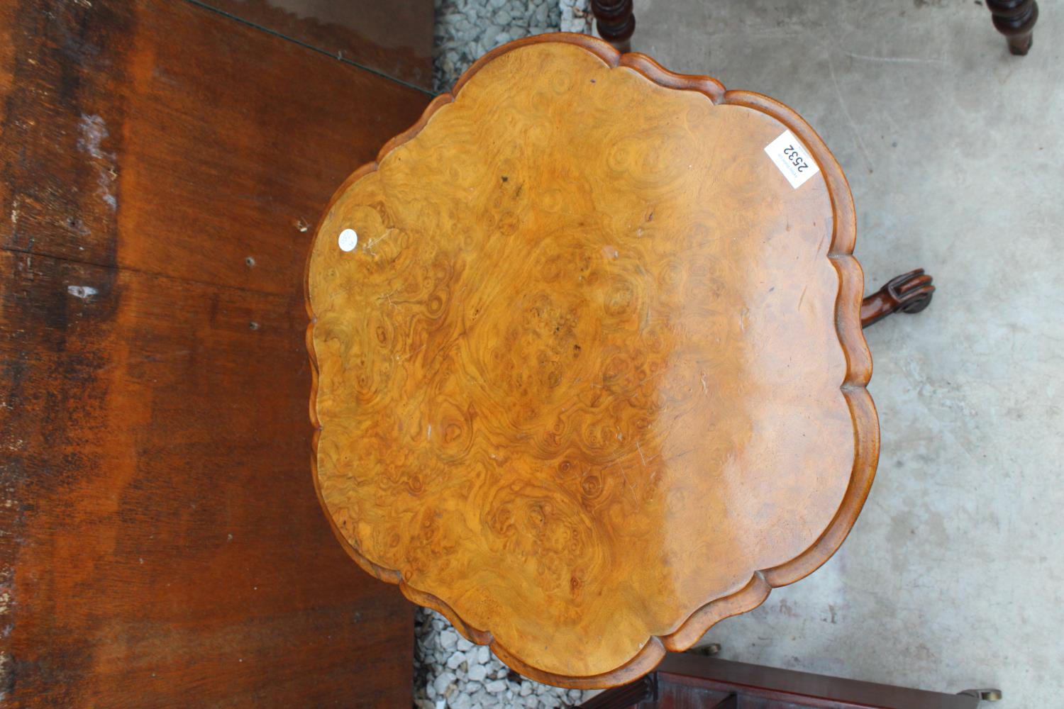 A VICTORIAN WALNUT OCCASIONAL TABLE ON TRIPOD BASE, 20" DIAMETER - Bild 3 aus 3