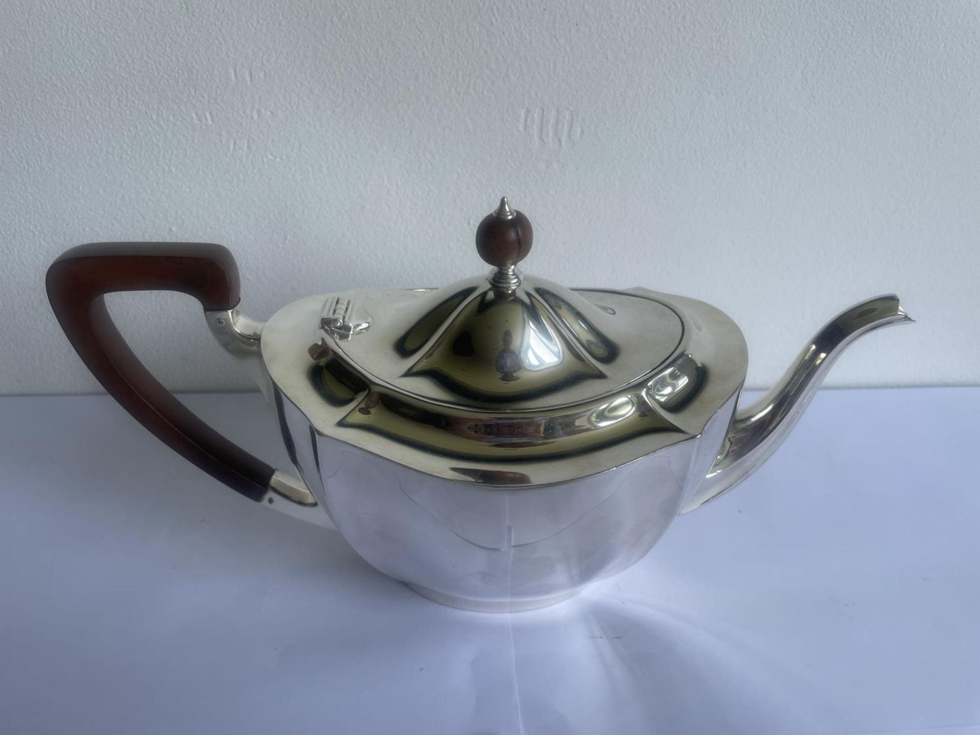 A HALLMARKED BIRMINGHAM SILVER TEAPOT, SUGAR BOWL AND MILK JUG GROSS WEIGHT 996 GRAMS - Image 2 of 7