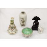 A COLLECTION OF ORIENTAL ITEMS TO INCLUDE A JAPANESE, BIJUTSU, TOKI SIGNED PORCELAIN VASE, A