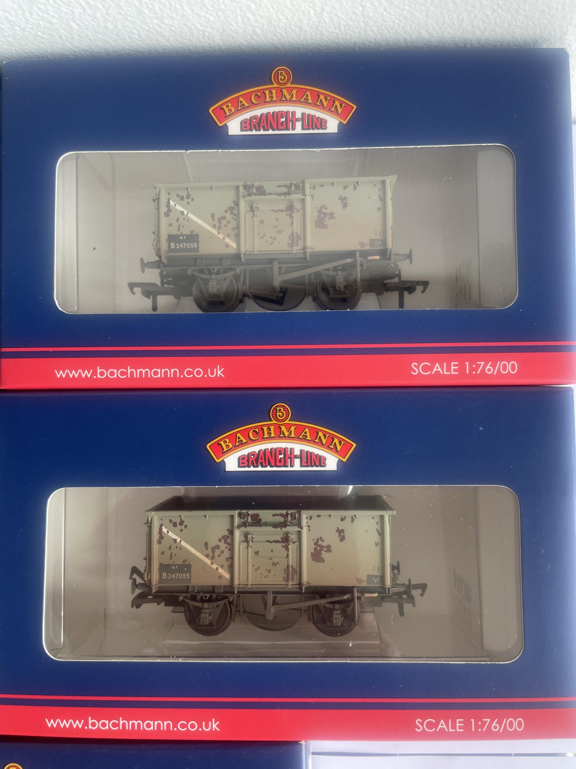 FIVE BOXED BACHMANN 00 GAUGE FREIGHT CARRIAGES TO INCLUDE TWO WITH MILITARY TANKS - Image 3 of 5