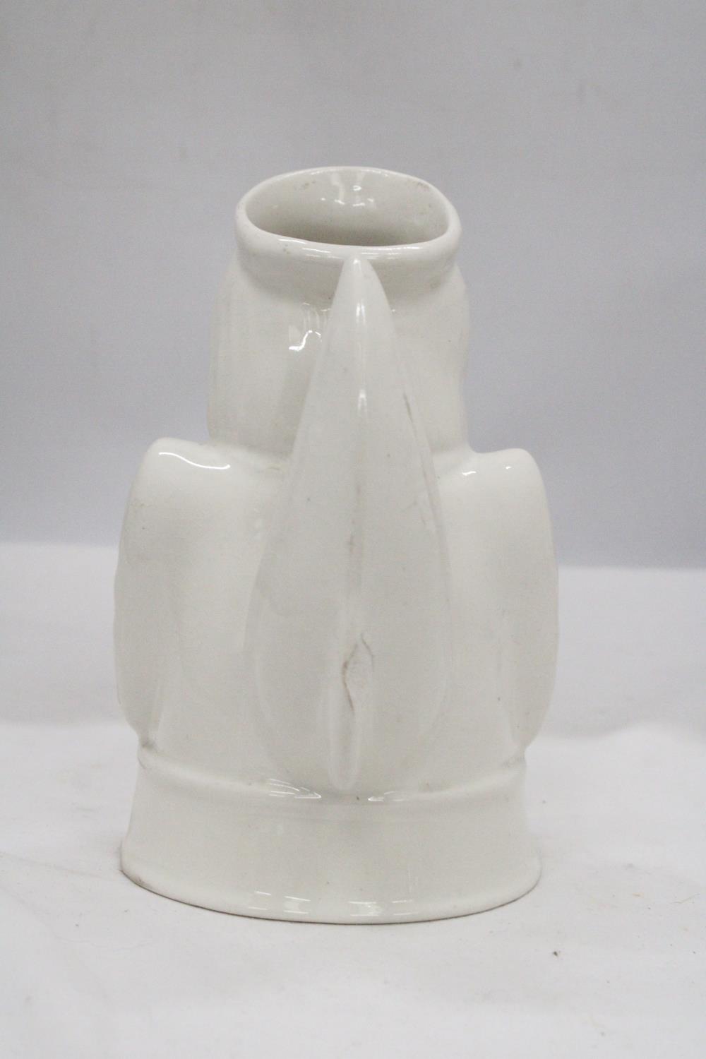 A 1970'S TED HEATH SADLER JUG WITH YACHT SAILS HANDLE - APPROXIMATELY 19CM HIGH - Image 4 of 6