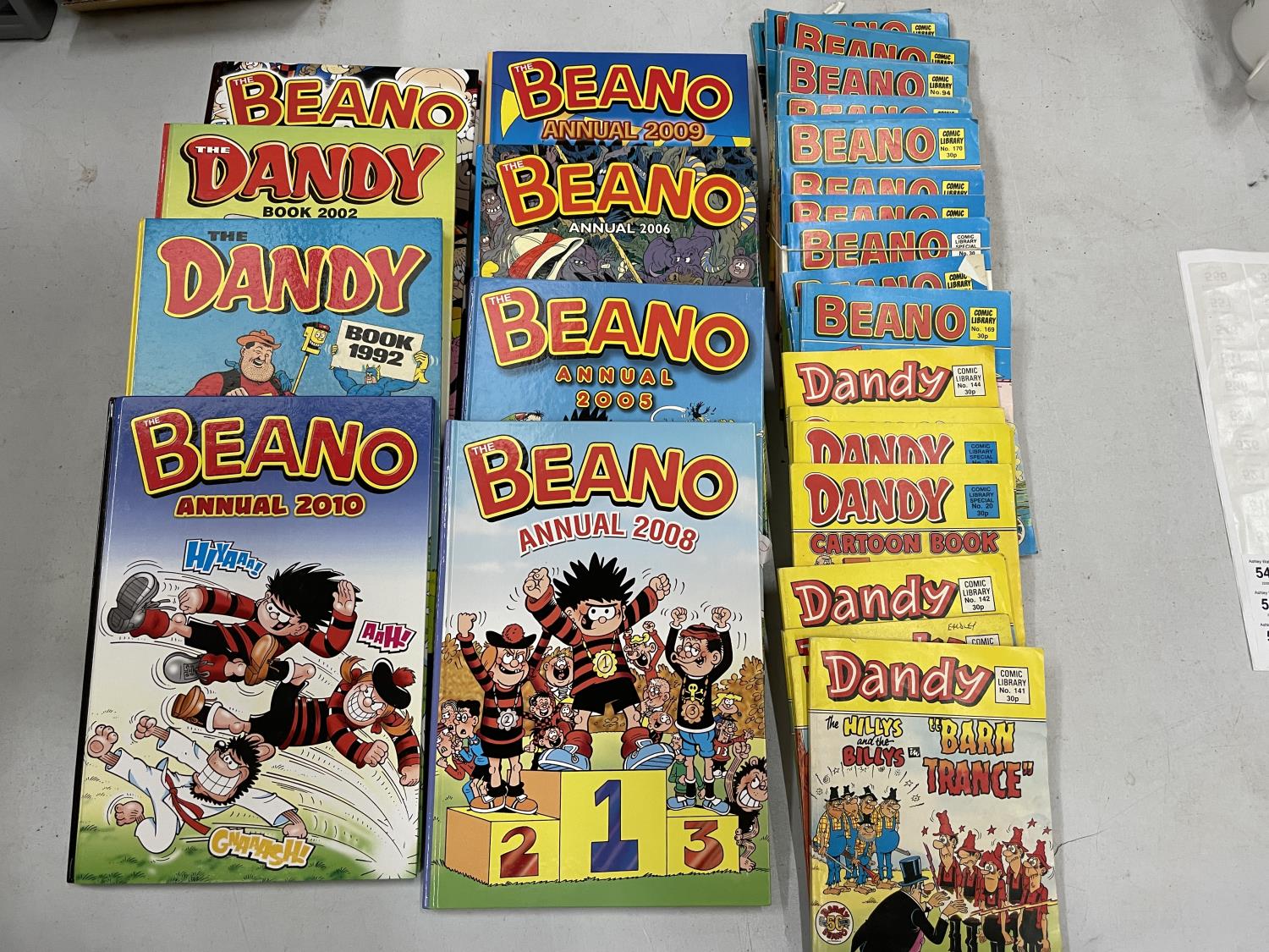 VARIOUS HARDBACK AND SOFTBACK DANDY AND BEANO BOOKS AND MAGAZINES