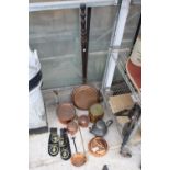 AN ASSORTMENT OF COPPER AND BRASS ITEMS TO INCLUDE HORSE BRASSES, A BED WARMING PAN AND LIDDED