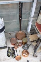 AN ASSORTMENT OF COPPER AND BRASS ITEMS TO INCLUDE HORSE BRASSES, A BED WARMING PAN AND LIDDED