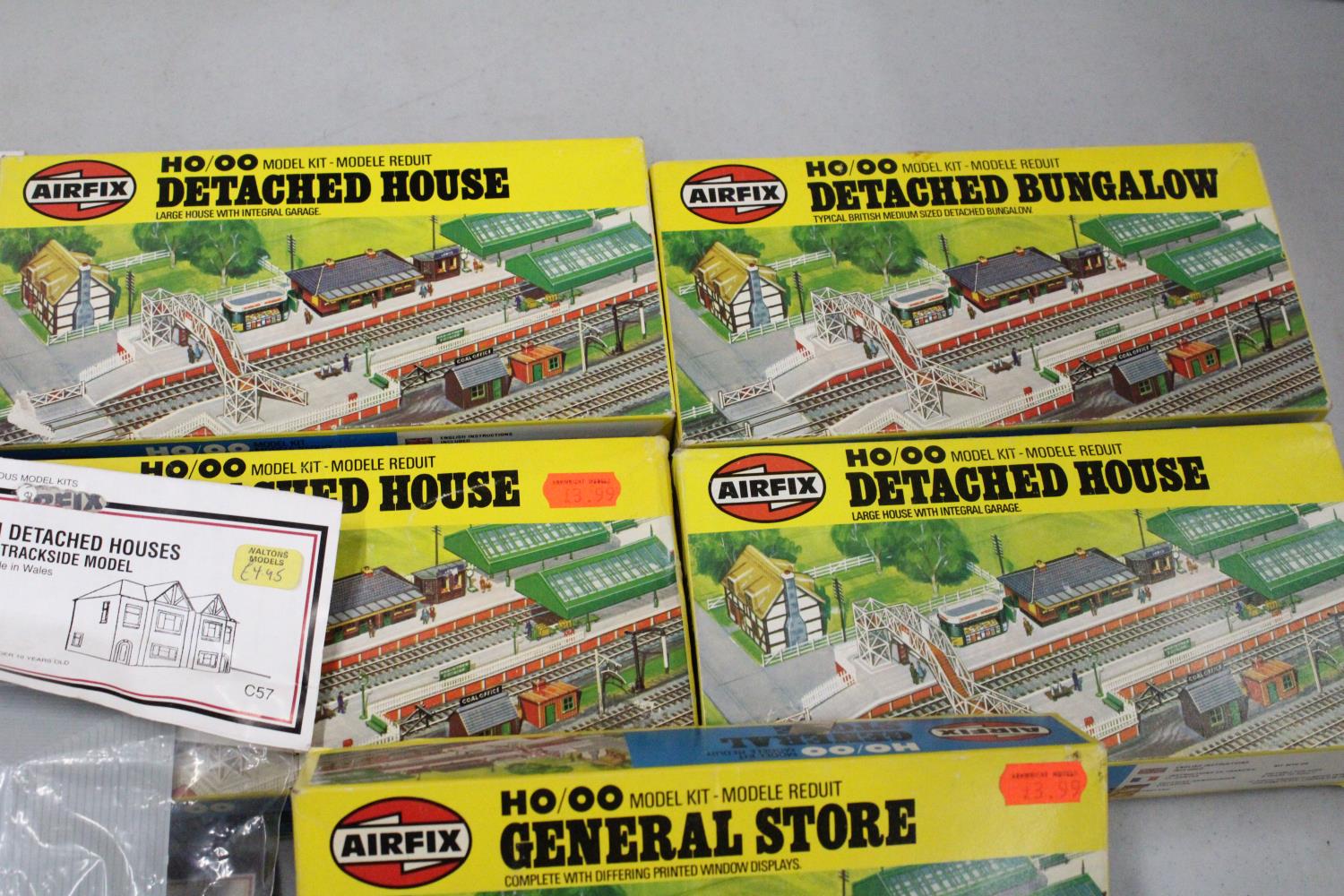 FIVE BOXED AIRFIX 00 GAUGE BUILDING KITS TOGETHER WITH FIVE DAPOL HOUSE BUILDING KITS - Image 3 of 6