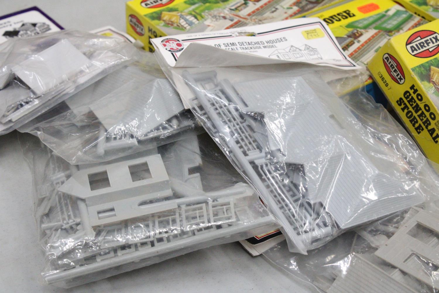 FIVE BOXED AIRFIX 00 GAUGE BUILDING KITS TOGETHER WITH FIVE DAPOL HOUSE BUILDING KITS - Image 6 of 6