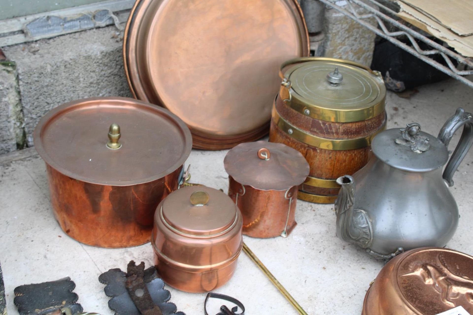 AN ASSORTMENT OF COPPER AND BRASS ITEMS TO INCLUDE HORSE BRASSES, A BED WARMING PAN AND LIDDED - Image 3 of 3