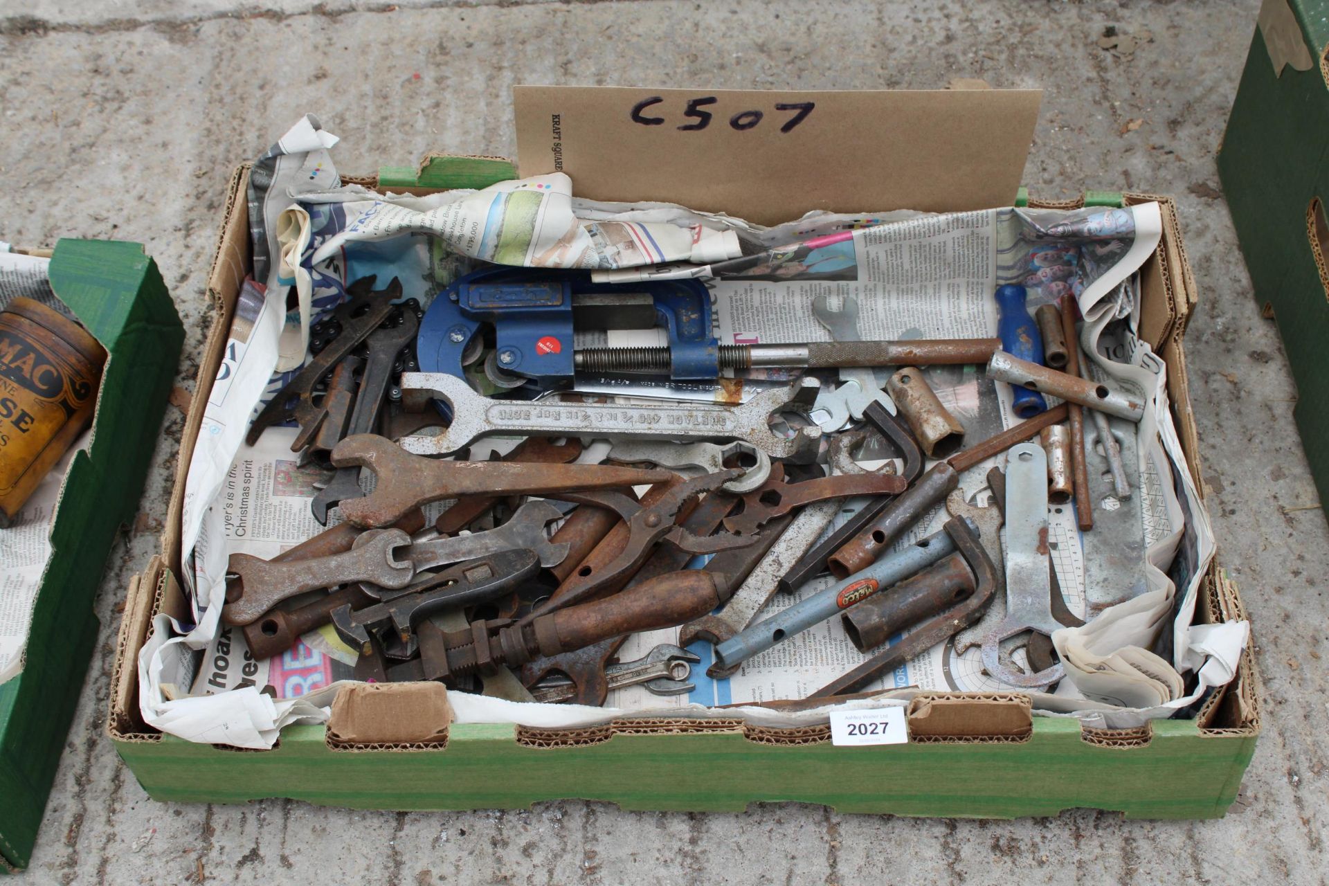 AN ASSORTMENT OF TOOLS TO INCLUDE SPANNERS AND A PIPE CUTTER ETC