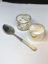 THREE SILVER ITEMS TO INCLUDE A CHESTER HALLMARKED NAPKIN RING, A BIRMINGHAM ENGRAVED AND PIERCED