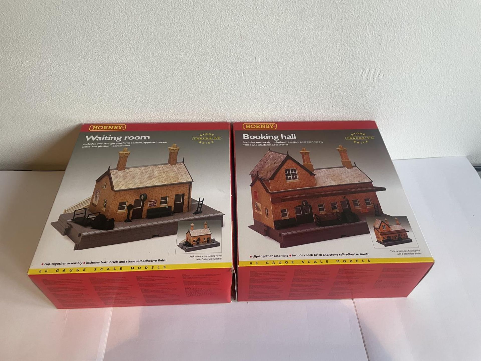 TWO AS NEW AND BOXED HORNBY 00 GAUGE RAILWAY MODELS TO INCLUDE A BOOKING HALLA AND A WAITING ROOM