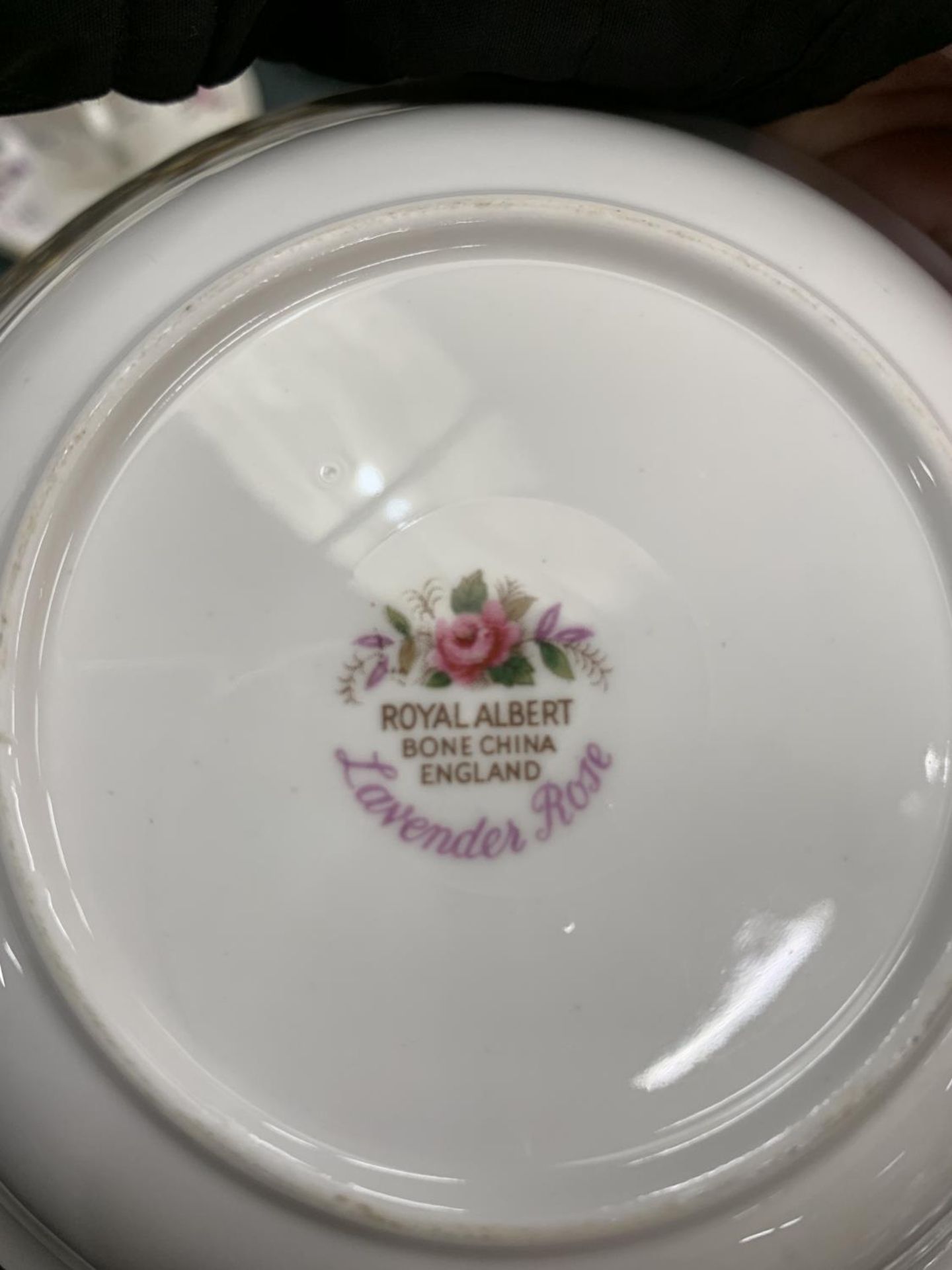 A QUANTITY OF ROYAL ALBERT 'LAVENDER ROSE' CHINA TO INCLUDE, VARIOUS SIZES OF PLATES, A CREAM JUG, - Image 5 of 5