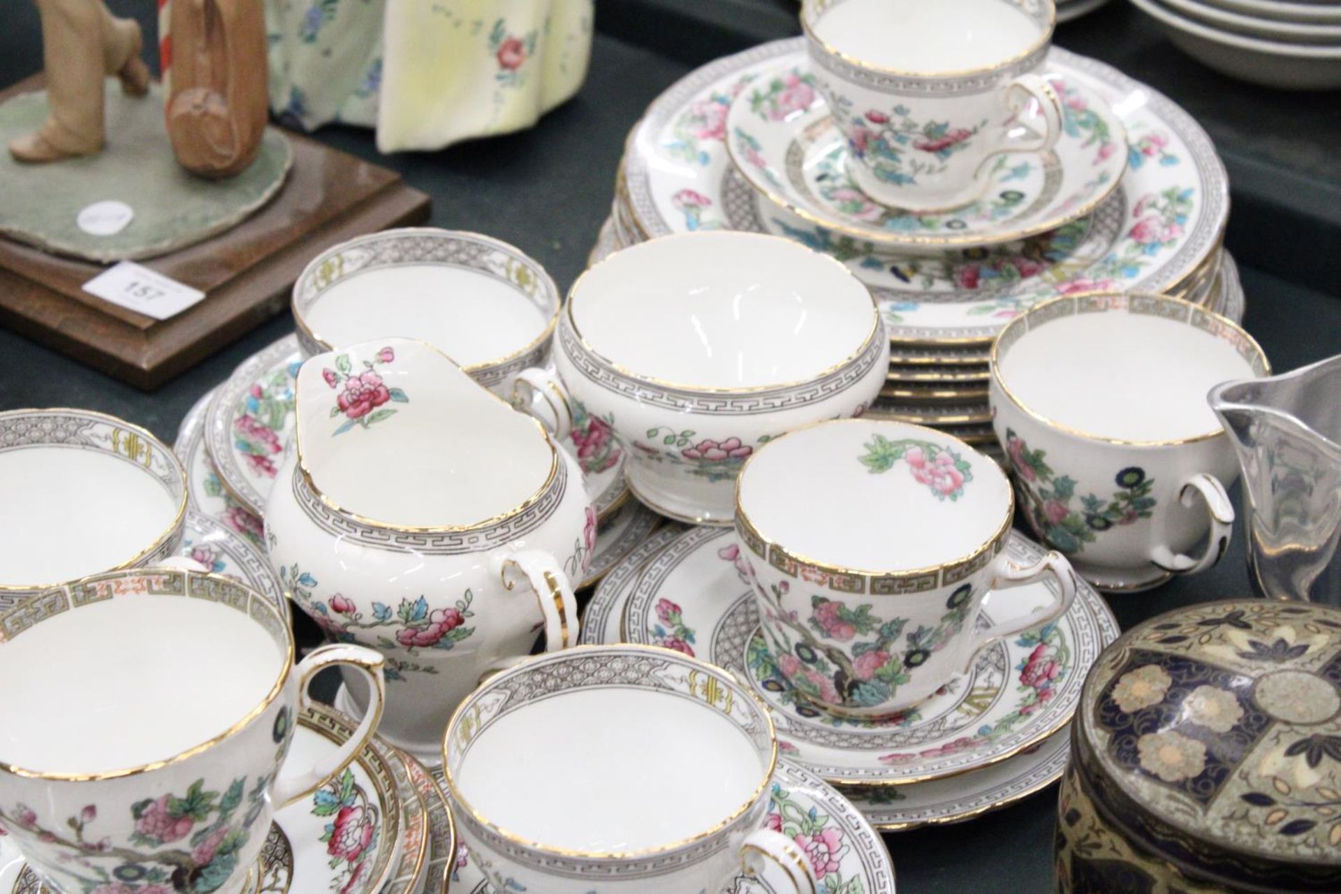 A VINTAGE AYNSLEY 'INDIAN TREE' TEASET TO INCLUDE, A CREAM JUG, SUGAR BOWL, CUPS, SAUCERS AND SIDE - Image 6 of 6