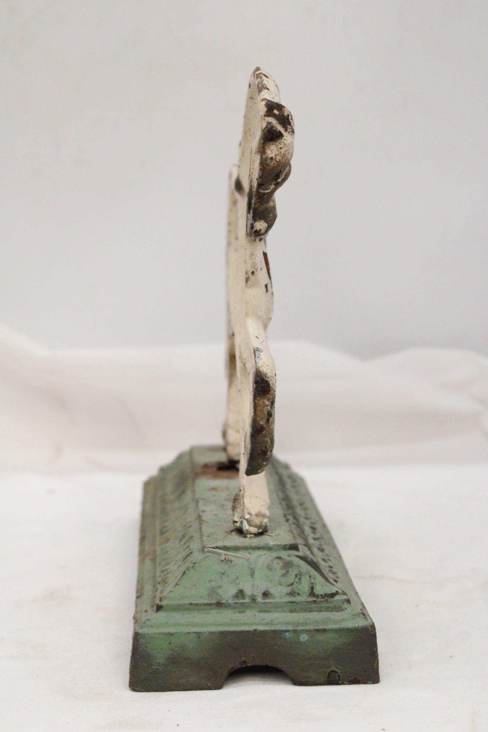 A VICTORIAN CAST IRON HORSE DOOR STOP ON GREEN BASE - APPROXIMATELY 23CM X 23CM - Image 3 of 5