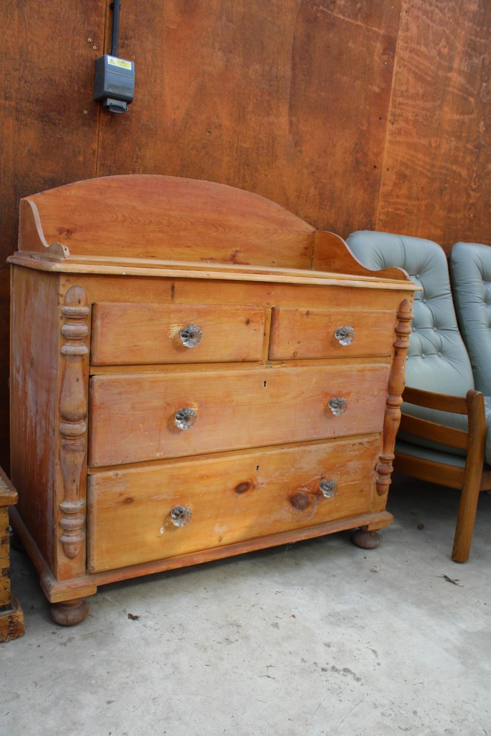 A VICTORIAN PINE GALLERIED BACK CHEST OF TWO SHORT AND TWO LONG GRADUATED DRAWERS WITH GLASS HANDLES - Bild 2 aus 3