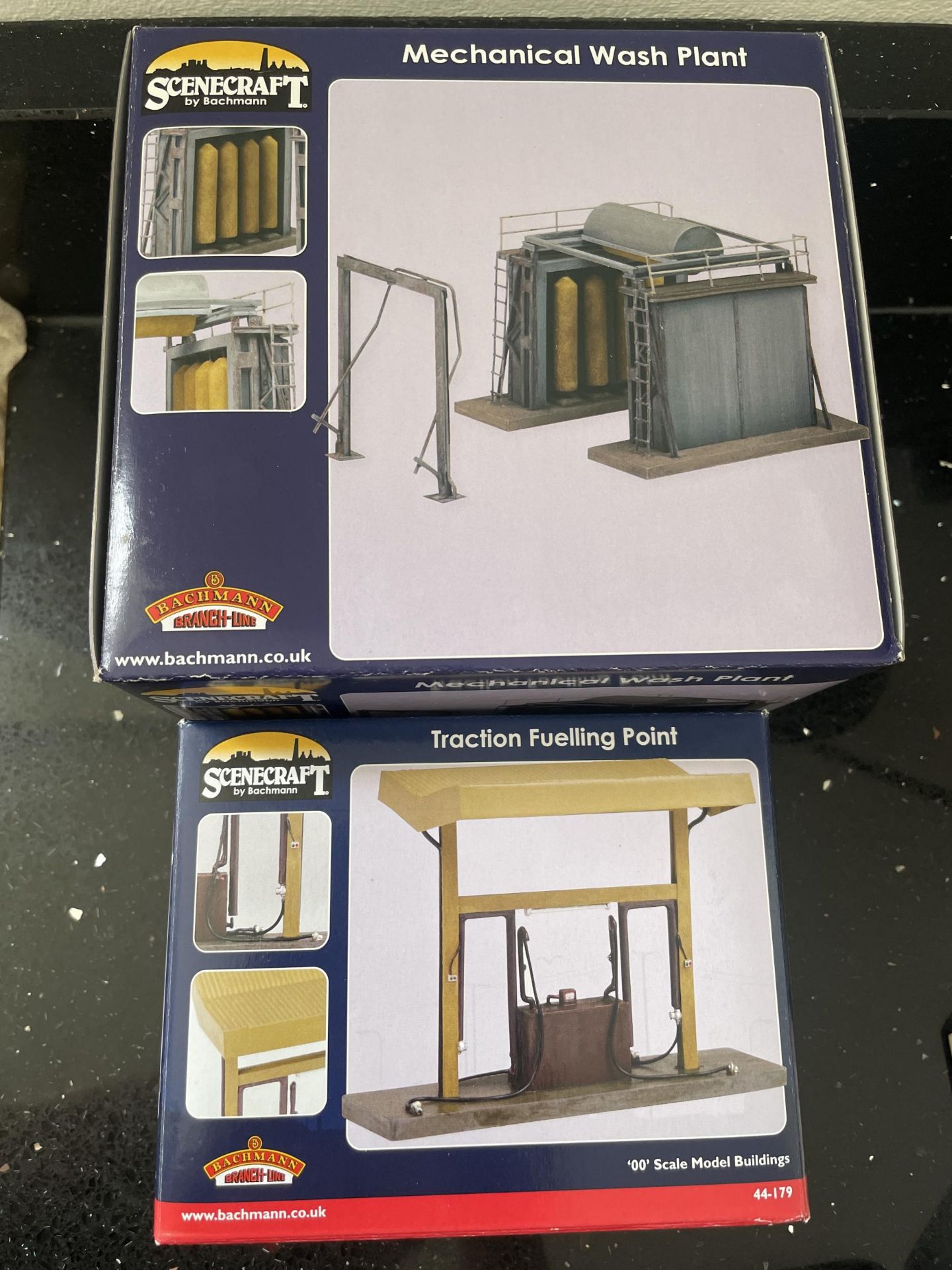 TWO BOXED 00 GAUGE SCENECRAFT BY BACHMANN MODELS TO INCLUDE A TRACTION FUELLING POINT AND A