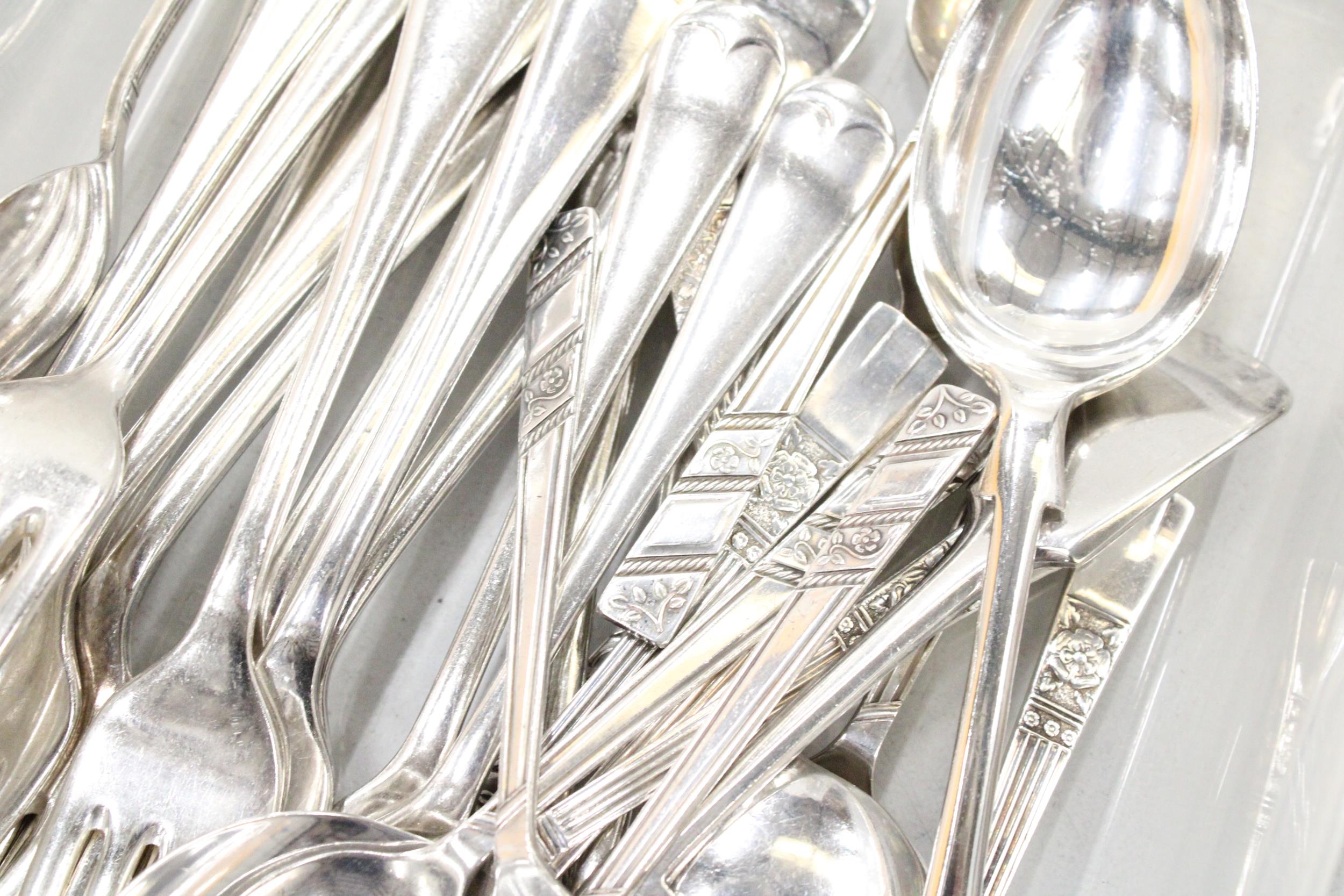 A QUANTITY OF VINTAGE FLATWARE - Image 5 of 7