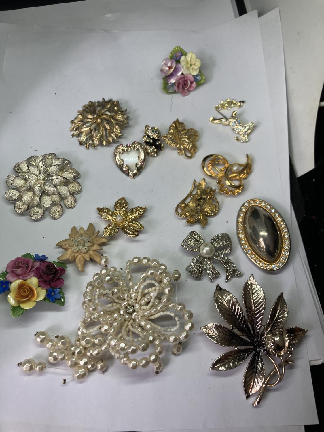 A QUANTITY OF BROOCHES