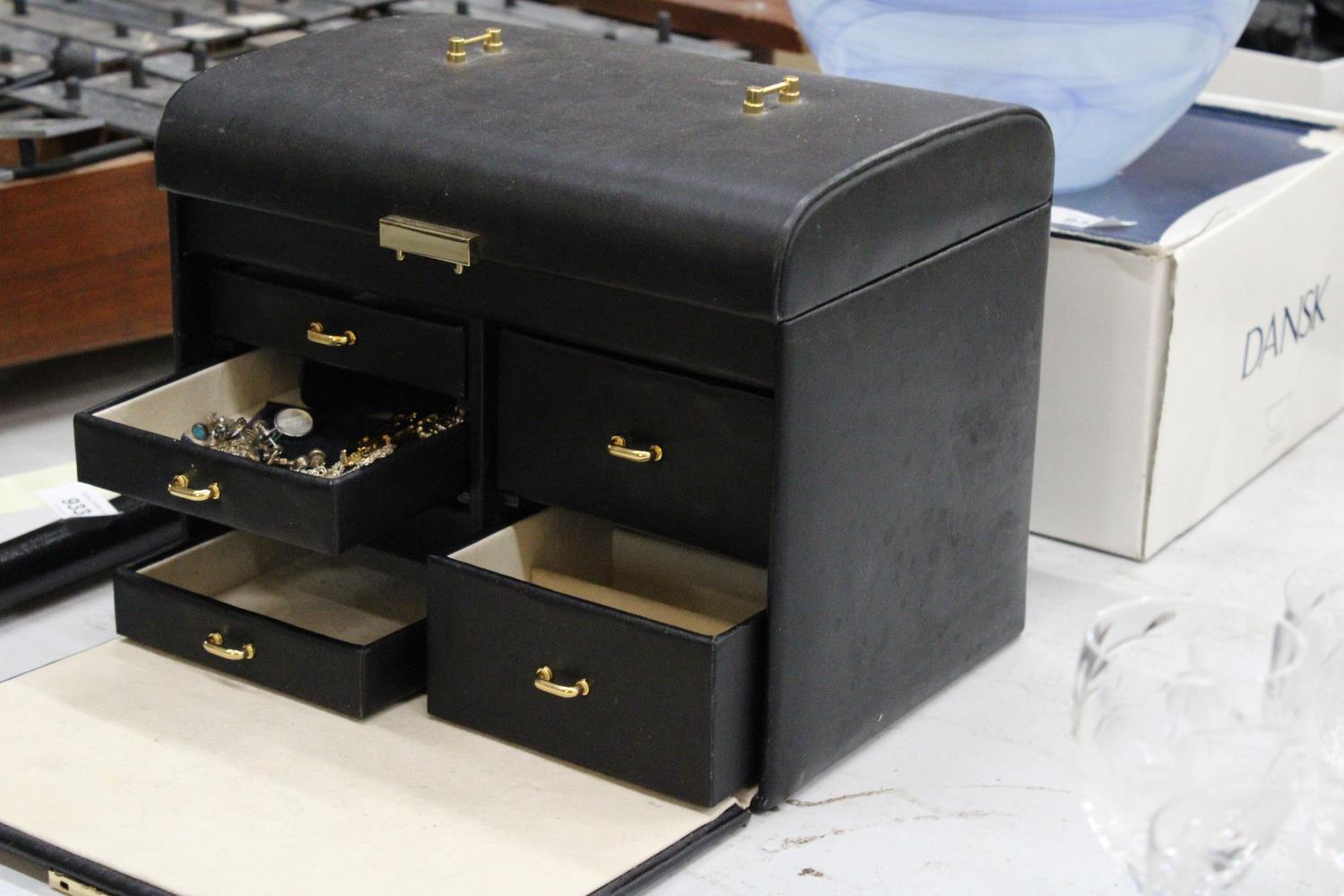 A BLACK JEWELLERY BOX WITH COMPARTMENTS TO INCLUDE BRACELETS, PENDENTS, EARRINGS ETC - Image 3 of 7