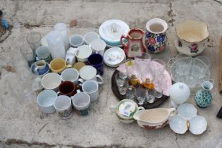 AN ASSORTMENT OF HOUSEHOLD ITEMS TO INCLUDE CERAMICS AND GLASS WARE TO INCLUDE JUGS AND CUPS ETC