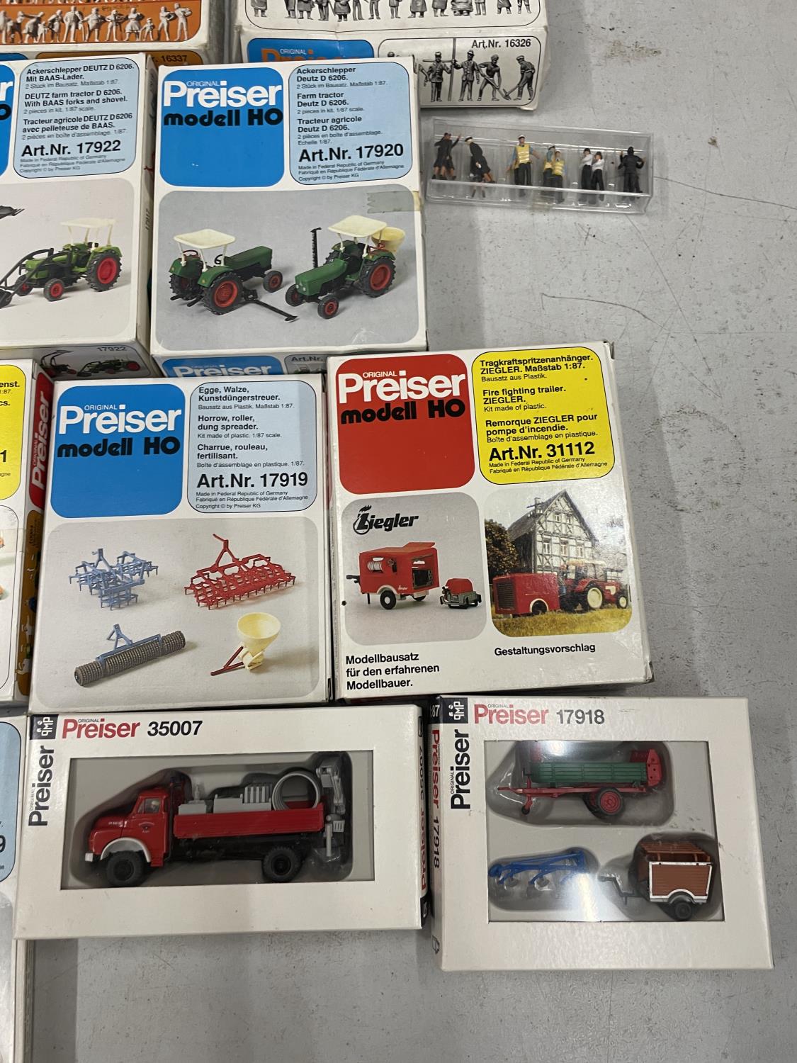 A LARGE COLLECTION OF BOXED PREISER MODELL HO FIGURES AND VEHICLES - Image 6 of 9