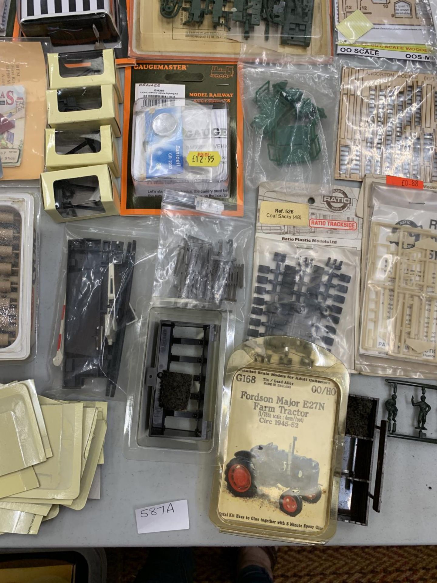 A QUANTITY OF MODEL MAKING KITS AND ACCESSORIES - Image 4 of 7