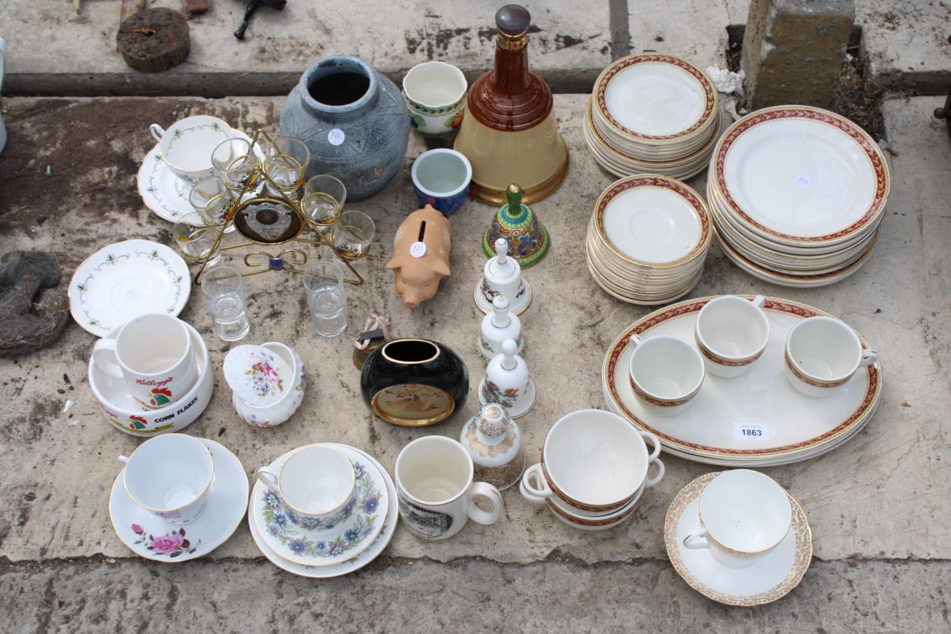 AN ASSORTMENT OF CERAMICS TO INCLUDE PLATES, MONEY BOXES AND VASES ETC