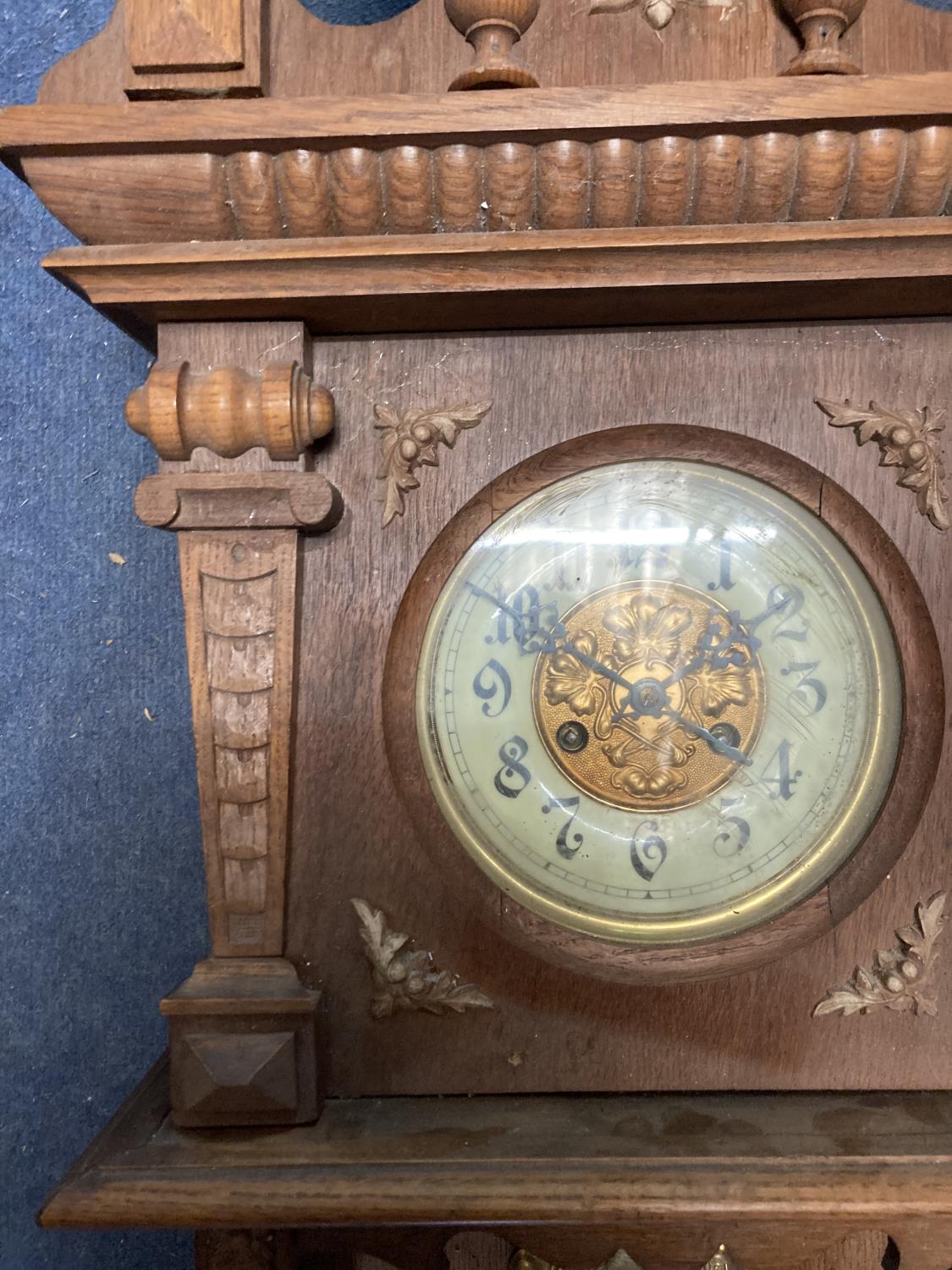 A VINTAGE OAK CASED WALL CLOCK, WITH CARVED DETAIL AND PENDULUM - Image 5 of 6