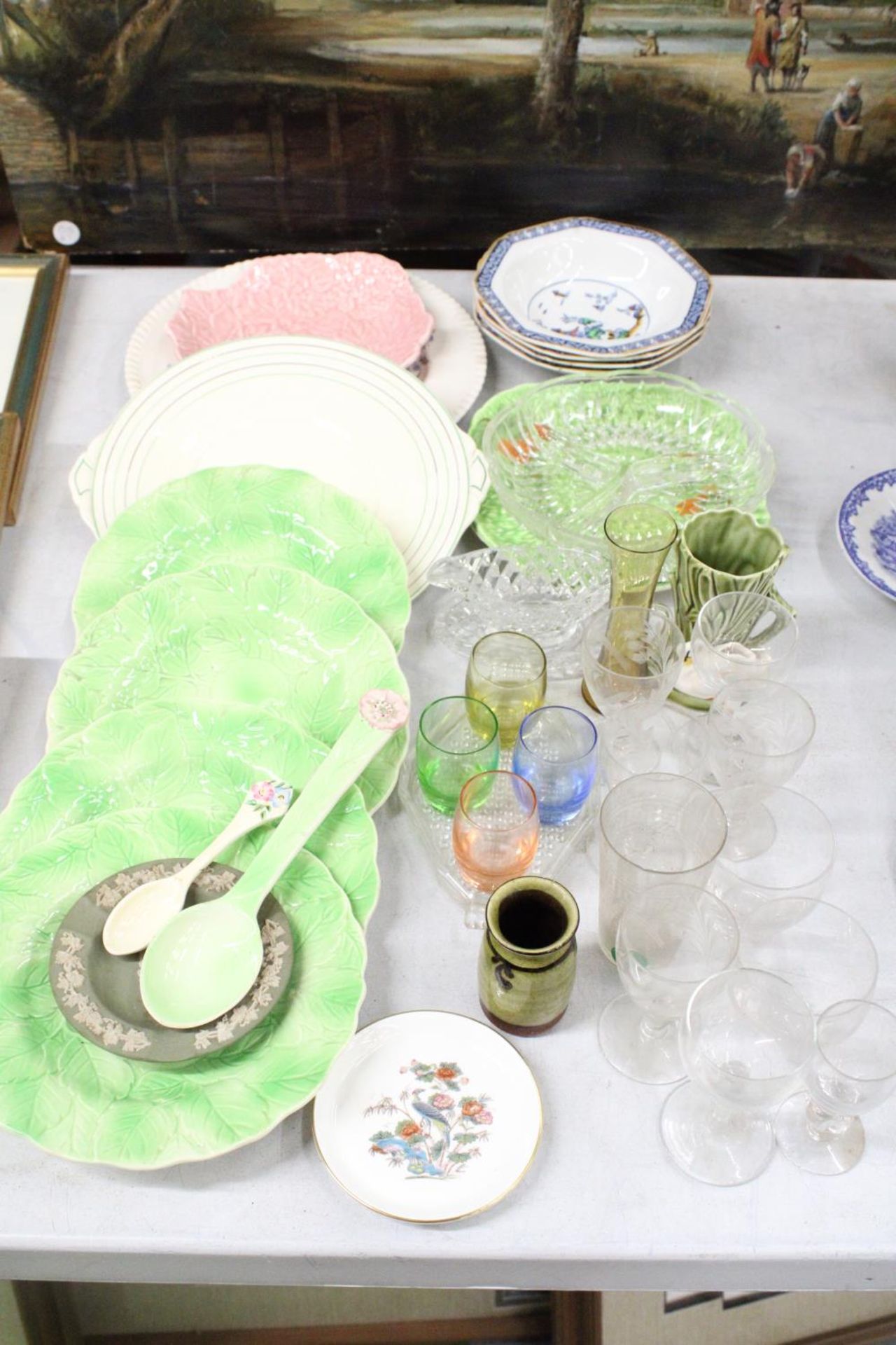 A QUANTITY OF ITEMS TO INCLUDE LEAF PLATES, WOODS WARE ORIENTAL STYLE BOWLS, GLASSES, ETC