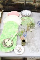 A QUANTITY OF ITEMS TO INCLUDE LEAF PLATES, WOODS WARE ORIENTAL STYLE BOWLS, GLASSES, ETC