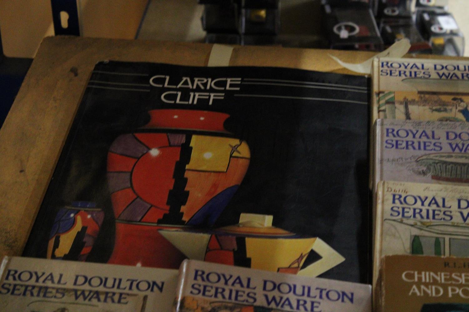 A COLLECTION OF ANTIQUE AND COLLECTABLES BOOKS, TO INCLUDE, CLARICE CLIFF, ROYAL DOULTON SERIES - Image 4 of 6