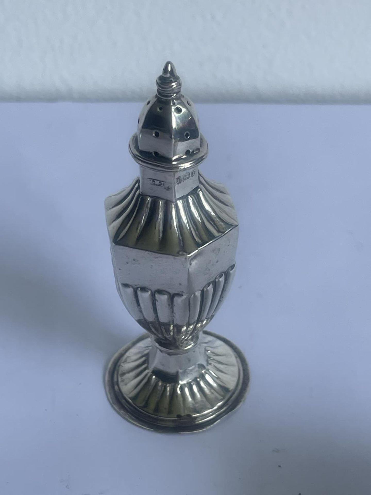 A HALLMARKED BIRMINGHAM SILVER CRUET SET (SALT LACKING LINER) GROSS WEIGHT WITHOUT MUSTARD POT LINER - Image 3 of 7