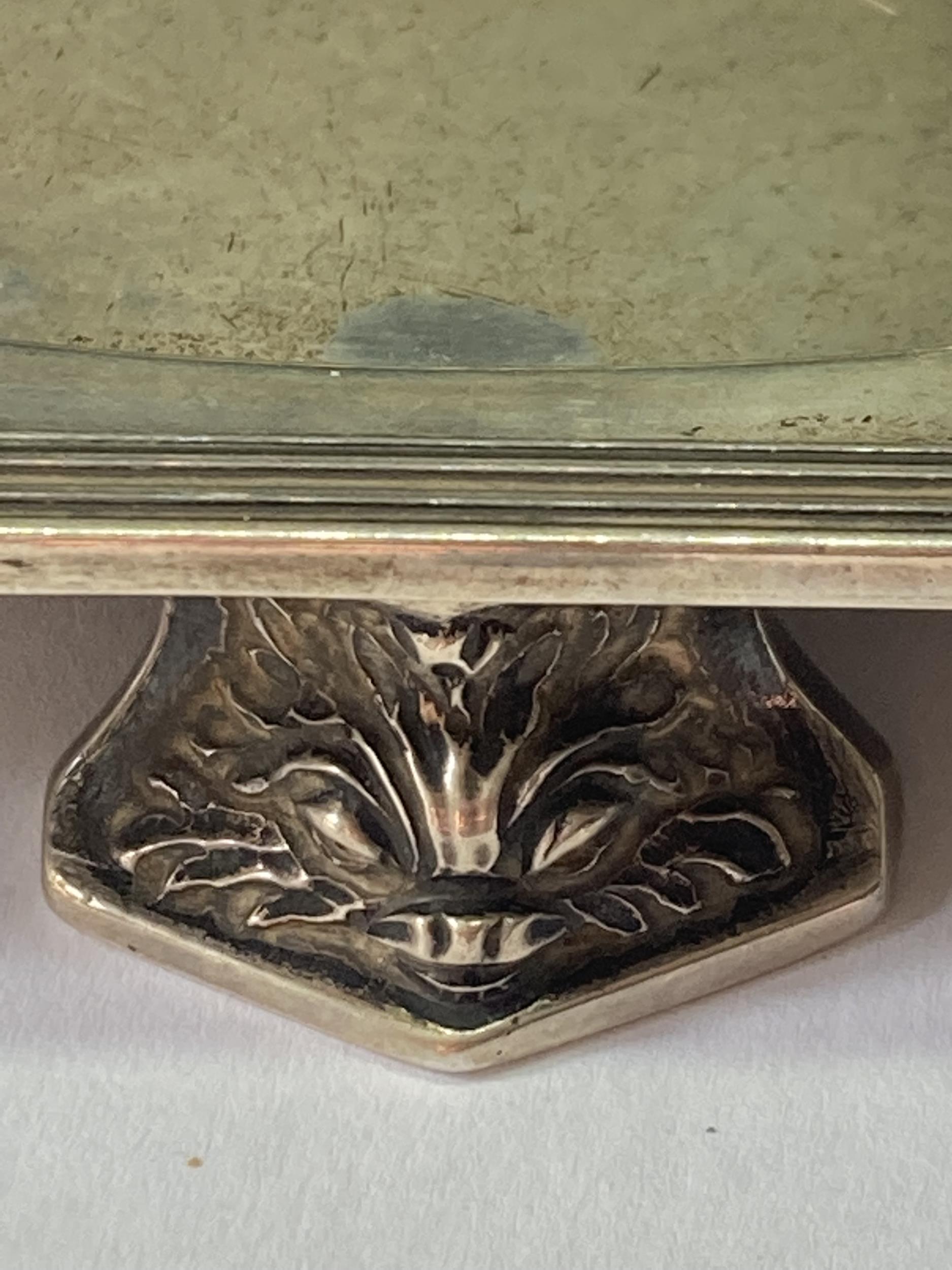 A WALKER AND HALL HALLMARKED SHEFFIELD SILVER SALVER ON FOUR DECORATIVE FEET GROSS WEIGHT 334 GRAMS - Image 5 of 5