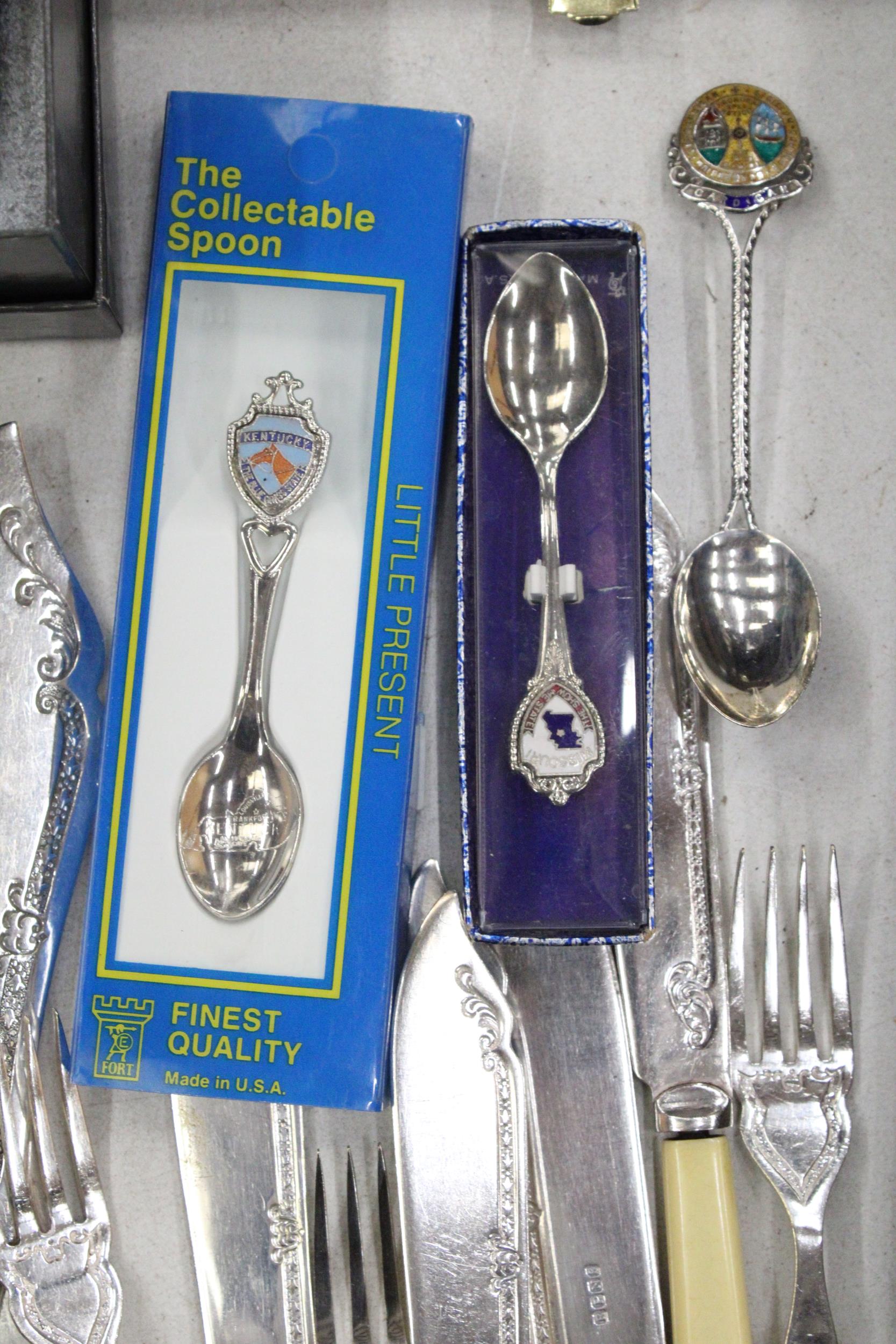 A MIXED LOT OF SILVER PLATE TO INCLUDE A HALLMARKED SILVER SOUVENIR SPOON - Image 3 of 4