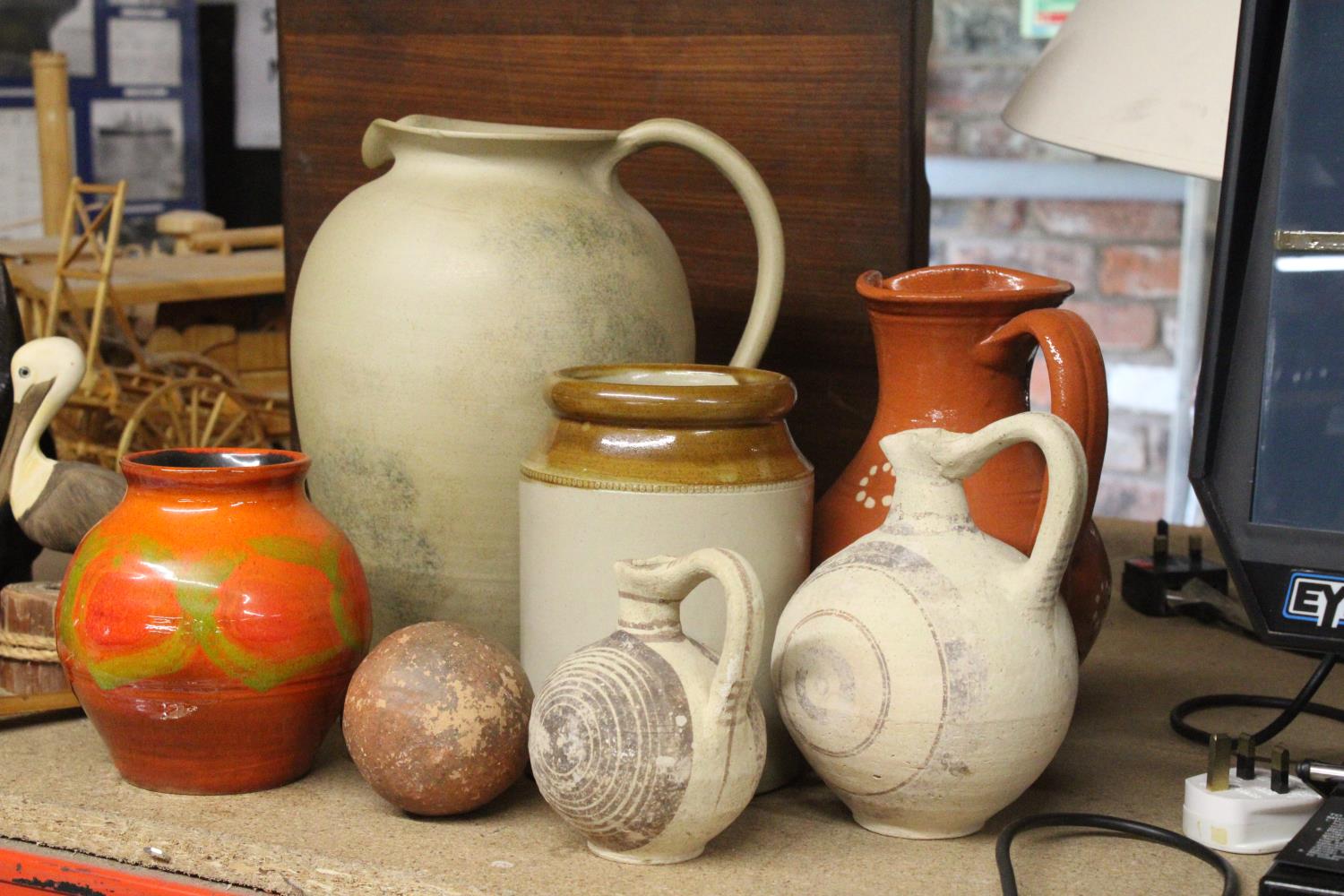 A QUANTITY OF STONEWARE JUGS WITH A VINTAGE STORAGE JAR PLUS A FOSTERS POTTERY VASE - Image 6 of 6