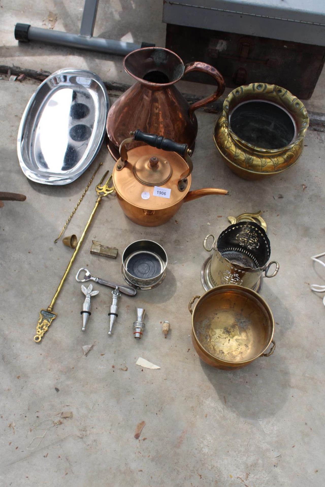 AN ASSORTMENT OF METALWARE ITEMS TO INCLUDE A COPPER HAYSTACK JUG, BRASS PLANTERS AND WINE BOTTLE