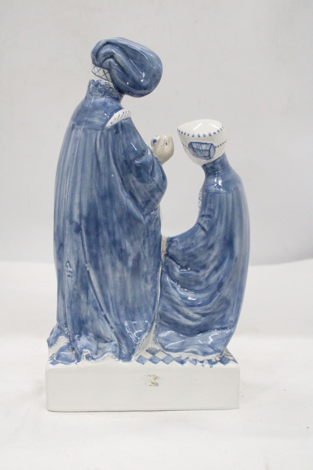 A VINTAGE HISTORICAL LADY AND LORD RYE POTTERY OF KENT FIGURE - APPROXIMATELY 27CM HIGH - Image 4 of 6